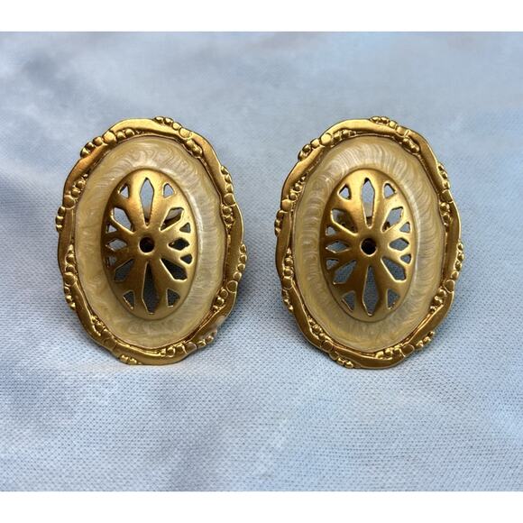 Vintage AVON 1980's Ivory Enamel Cut Out Oval Satin‎ Gold Tone Clip-On Earrings - Picture 1 of 6